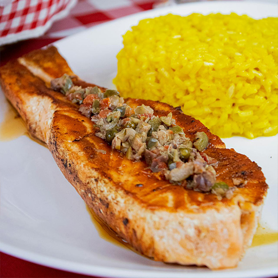 Poisson citronné avec riz basmati et legumes.