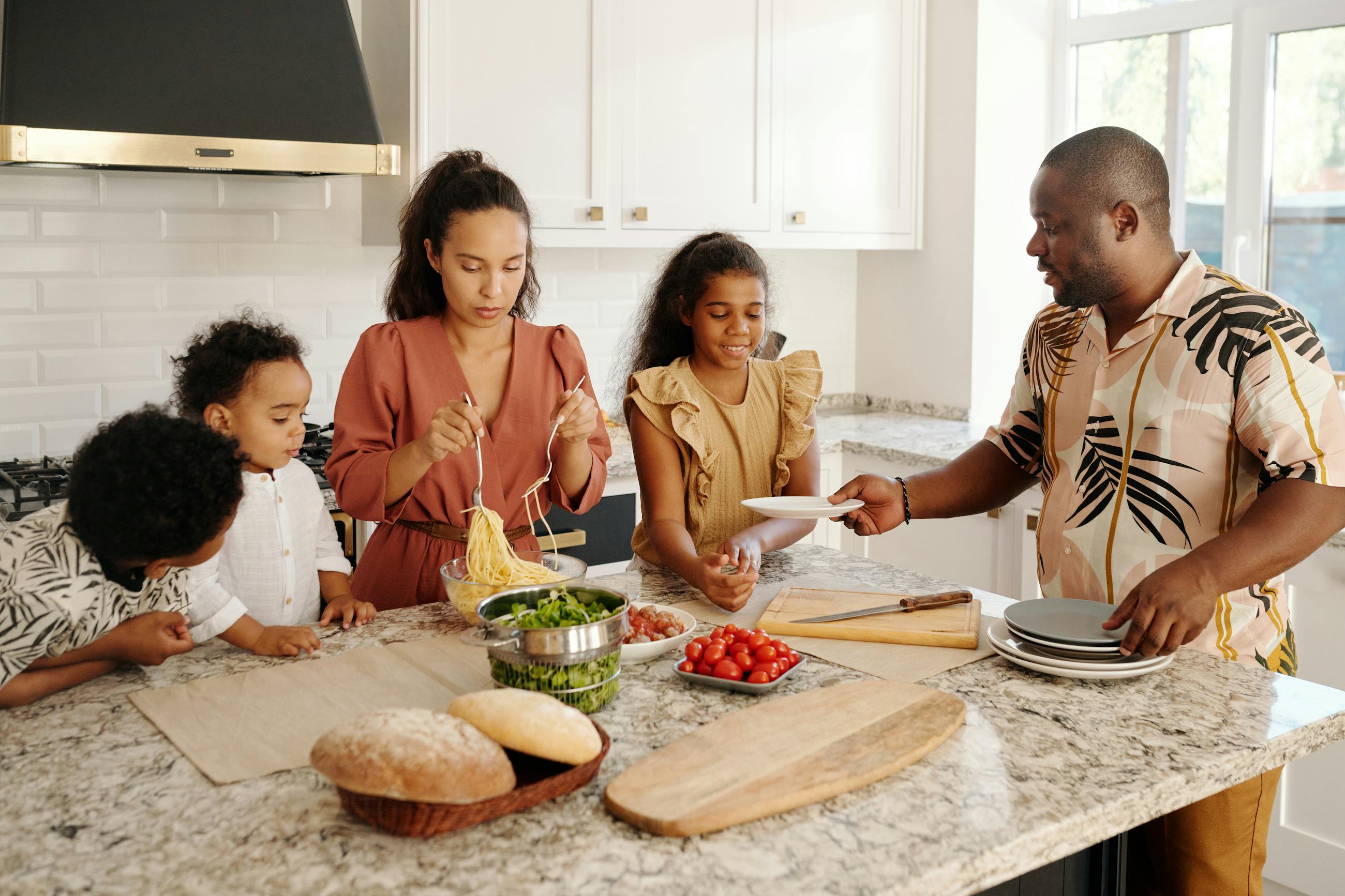 Famille qui cuisine avec la Boîte Gourmande.